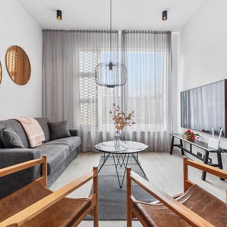 Vibrant Hafnatorg I Spacious Property With Expansive Garage Reykjavik Exterior photo
