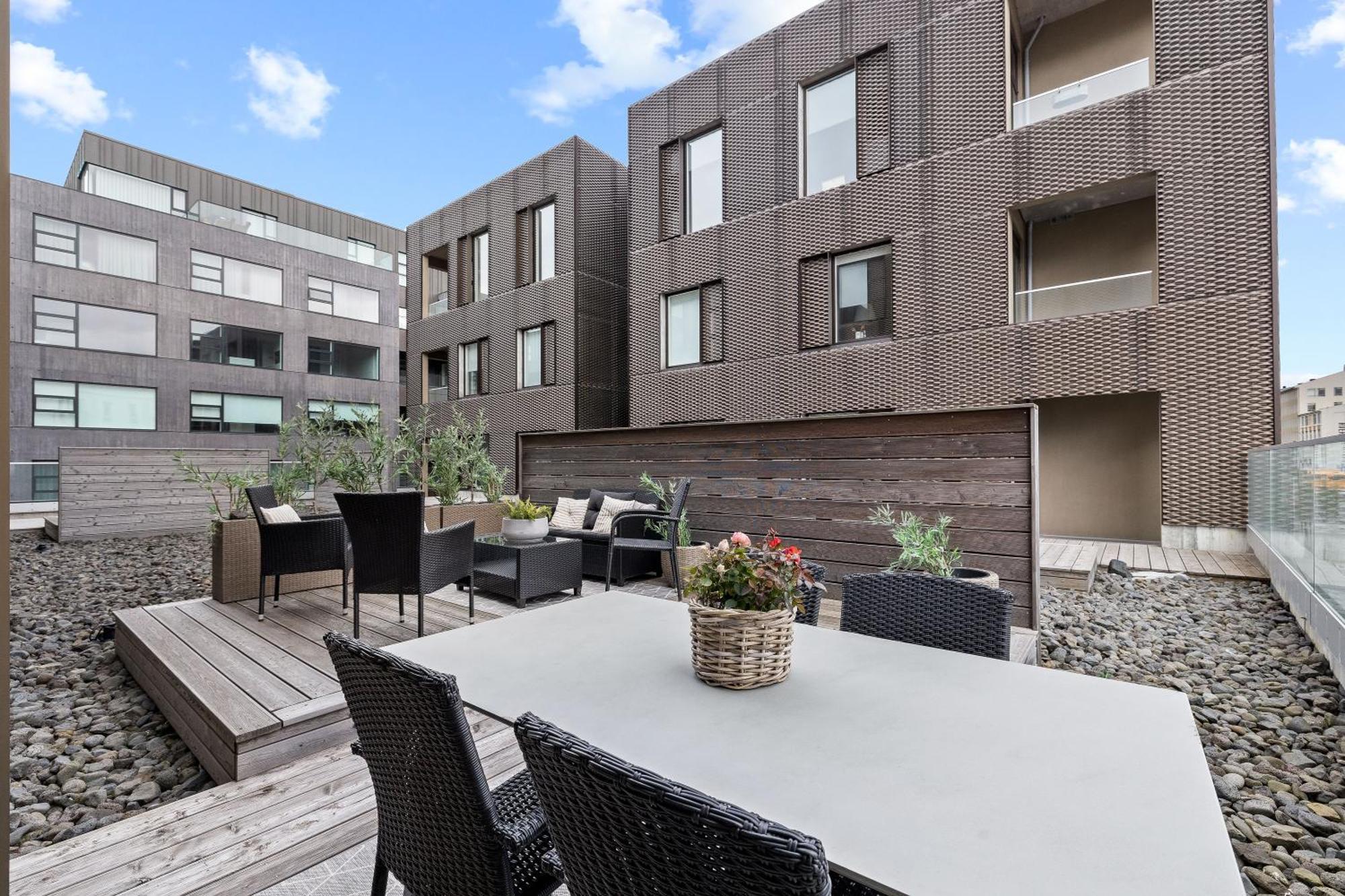Vibrant Hafnatorg I Spacious Property With Expansive Garage Reykjavik Exterior photo
