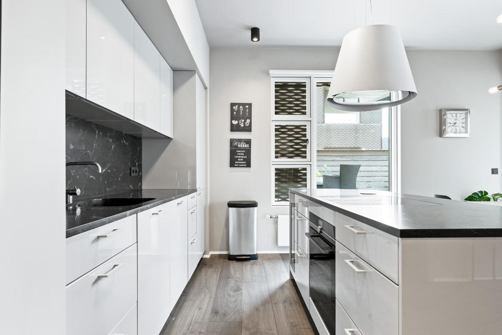 Vibrant Hafnatorg I Spacious Property With Expansive Garage Reykjavik Exterior photo