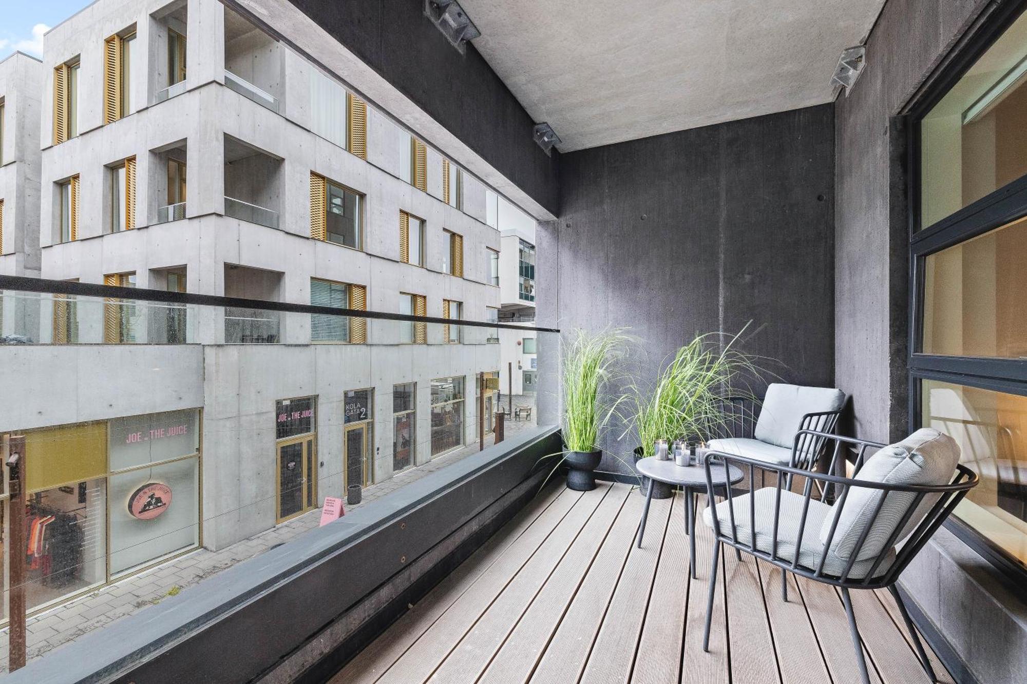 Vibrant Hafnatorg I Spacious Property With Expansive Garage Reykjavik Exterior photo